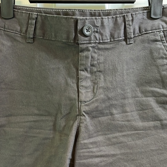 Eddie Bauer Legend Wash Stretch Slightly Curvy Chino Shorts - Size 2 - Picture 3 of 8